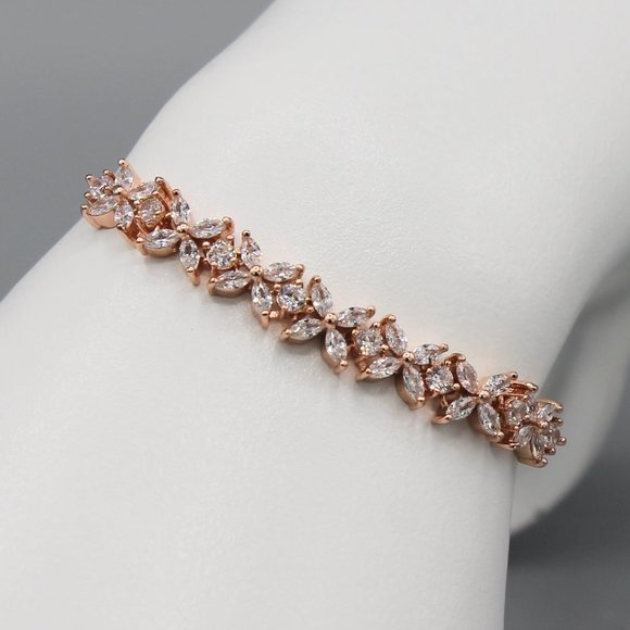 Rose gold tone bracelet adjustable dainty - Picture 3 of 7